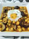 Potaje de garbanzos con boletus, shiitake y huevo poché