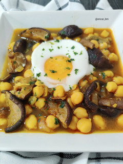 Una foto de Potaje de garbanzos con boletus, shiitake y huevo poché