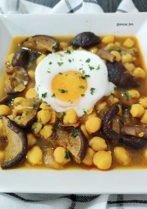 Una foto de Potaje de garbanzos con boletus, shiitake y huevo poché