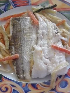 Una foto de Bacalao y merluza con fritura de verduras sobre crema de arroz caldoso