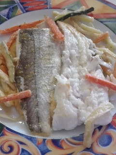 Una foto de Bacalao y merluza con fritura de verduras sobre crema de arroz caldoso