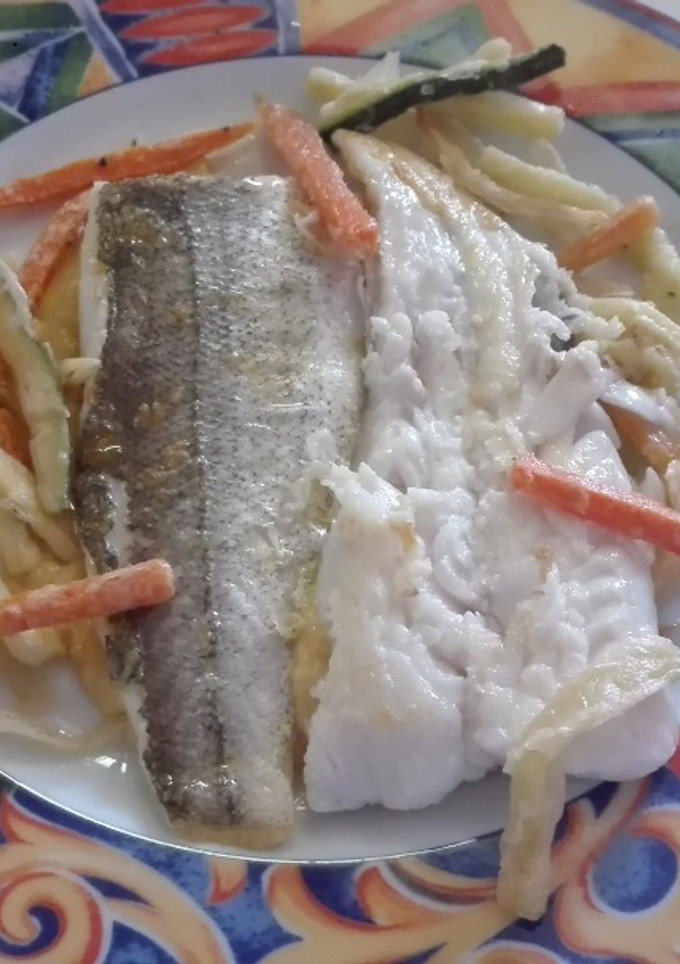Una foto de Bacalao y merluza con fritura de verduras sobre crema de arroz caldoso
