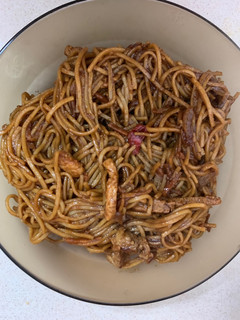 Una foto de Noodle con carne y verduras al wok