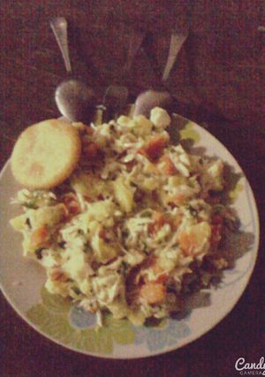 Una foto de Repollo con papas, zanahoria y huevos