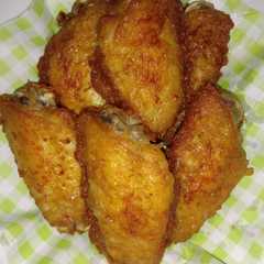 Una foto de ปีกไก่ทอดน้ำปลา (Crispy Fried Chicken Wings with Fish Sauce)