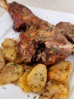 Una foto de Pierna de lechazo al horno (Receta de madre)