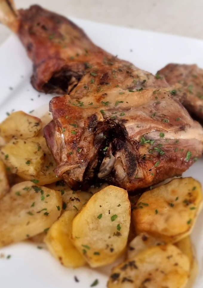 Una foto de Pierna de lechazo al horno (Receta de madre)