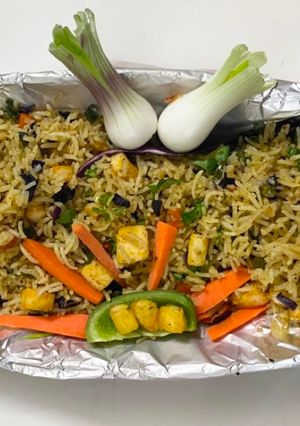 વેજી પનીર ફ્રાઈડ રાઈસ (Veg. Paneer Fried Rice Recipe In Gujarati) રેસીપી મુખ્ય ફોટો