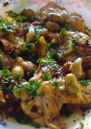 Una foto de Pollo con aceituna y limones -tajine