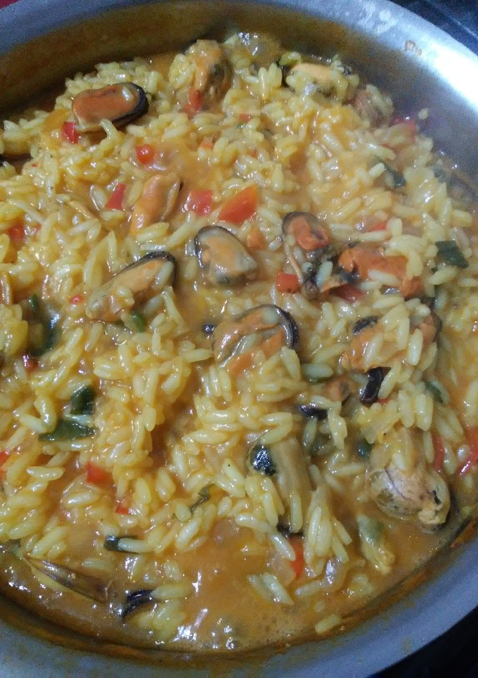 Una foto de Arroz con mejillones