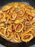 Calamares en salsa de vino tinto con panceta