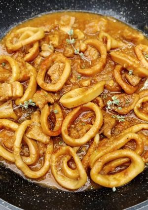 Foto principal de Calamares en salsa de vino tinto con panceta