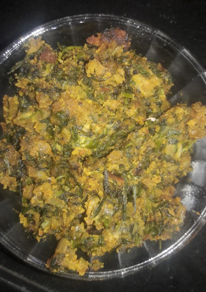 कोथिंबीर भाजी (kothimbir bhaji recipe in marathi) रेसिपी चे मुख्य फोटो 