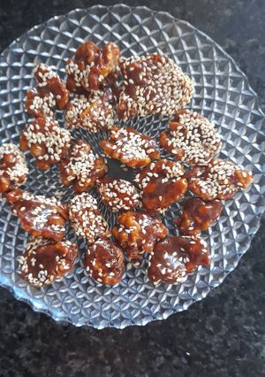 कारिमलाइज वॉलनट(Caramelized walnuts recipe in Hindi) रेसिपी मुख्य फोटो