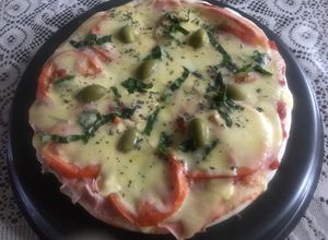 Una foto de Pizza con tomate y albahaca 🌿