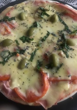 Una foto de Pizza con tomate y albahaca 🌿