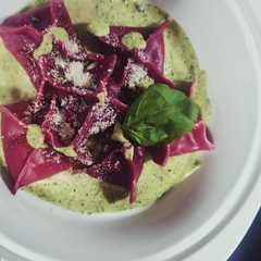 Una foto de Fagottini de Remolacha con Salsa Pesto