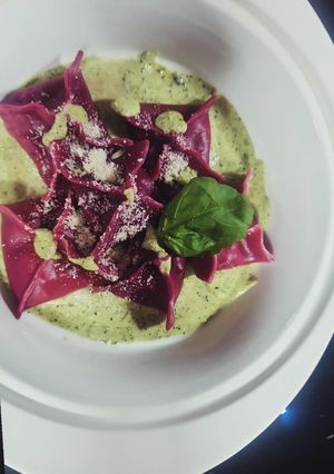 Una foto de Fagottini de Remolacha con Salsa Pesto