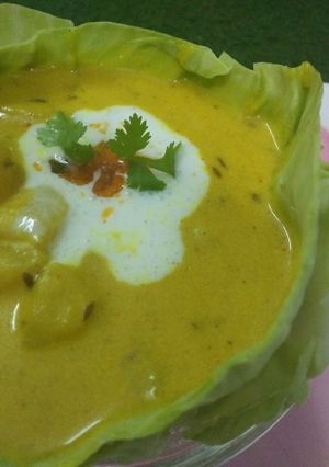 A picture of Cumin potato in cabbage bowl.