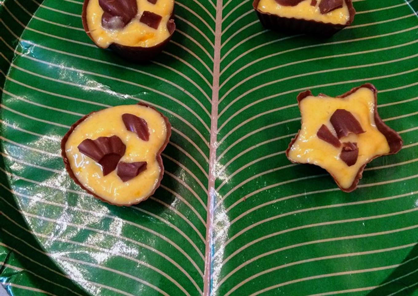Chocolate cups with homemade mango ice cream