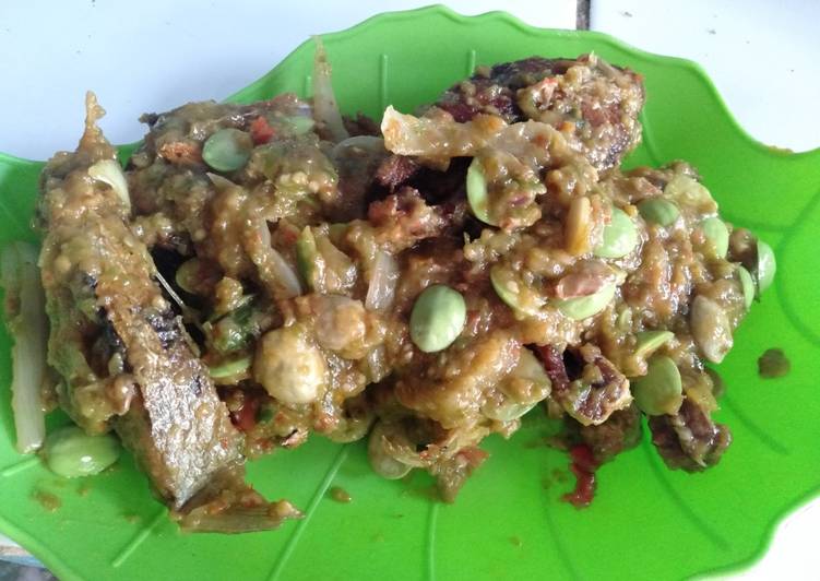 Ikan mayuk cabe hijau petai tempoyak