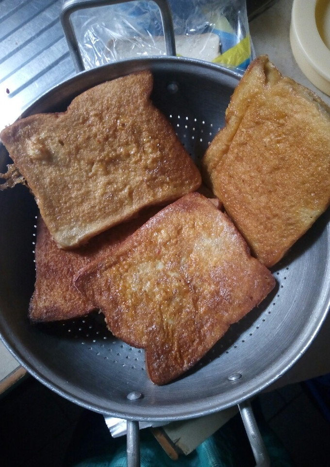 A picture of Bread in egg.