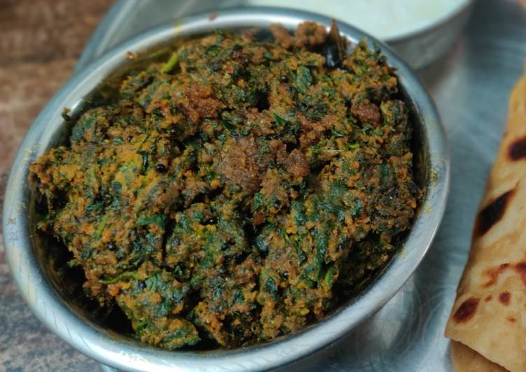 Saturday Fresh Spinach and chickpea flour dry curry (Palak besan sabji)