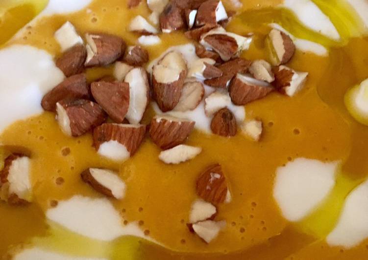 Vellutata di zucca e yogurt con mandorle