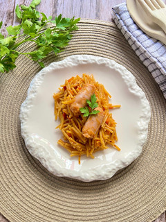 Una foto de Fideos con salchichas