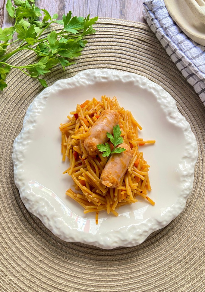 Una foto de Fideos con salchichas