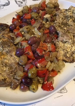 Une photo de Côtes de porc à la moutarde,herbes de Provence,oignon, poivron rouge et olives marinées