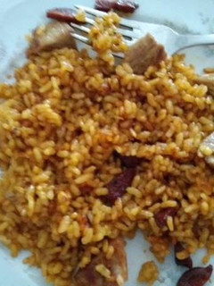 Una foto de Paella de secreto con chorizo