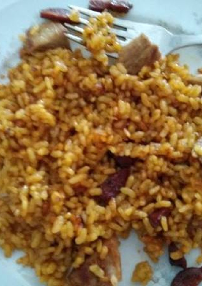 Una foto de Paella de secreto con chorizo