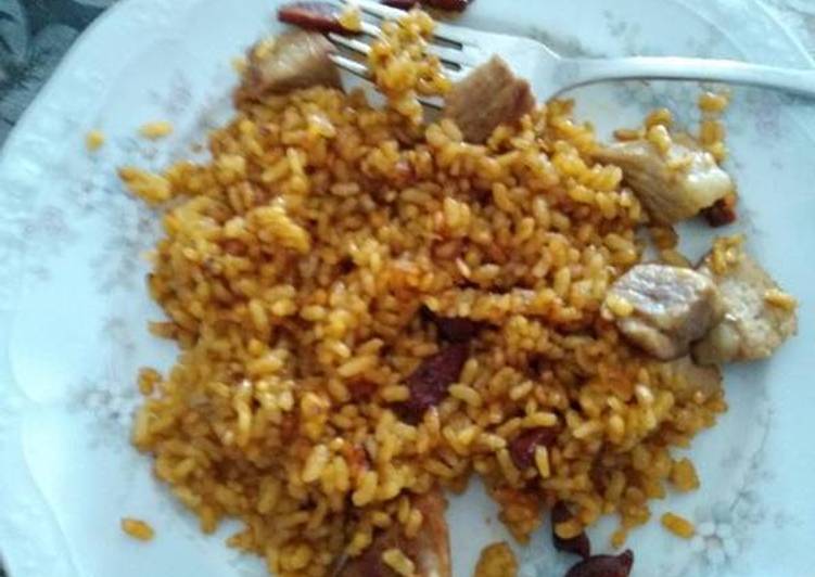 Paella de secreto con chorizo
