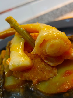 Una foto de Solomillo de cerdo 🐷 en salsa, con verduras al vapor 🥔🧄