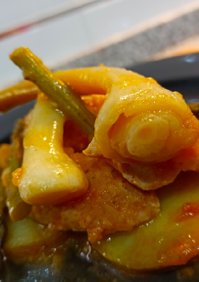 Una foto de Solomillo de cerdo 🐷 en salsa, con verduras al vapor 🥔🧄