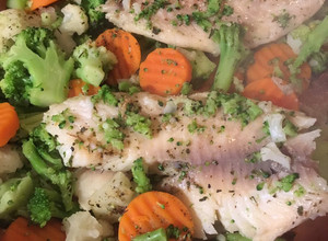 Una foto de Filete de pescado con verduras al vapor
