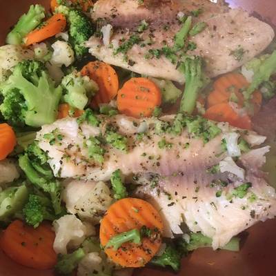 Filete de pescado con verduras al vapor Receta de Estrella Dominik- Cookpad