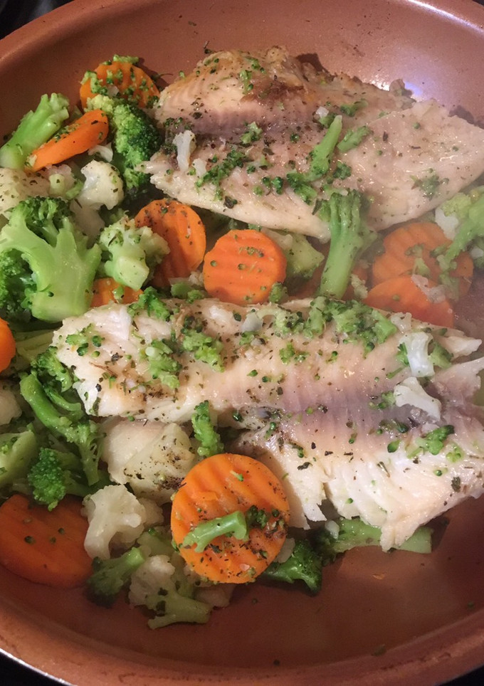 Una foto de Filete de pescado con verduras al vapor