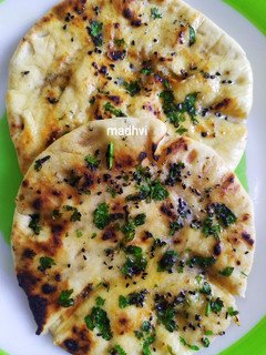 अमृतसरी आलू कुलचा (Amritsari Aloo Kulcha recipe in Hindi) रेसिपी मुख्य फोटो