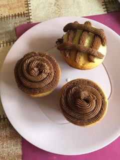 Csokipudinggal töltött muffin, kakaós krémmel recept fotója