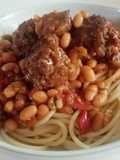 Meatballs auf Spaghetti mit Hot Baked Beans Sauce