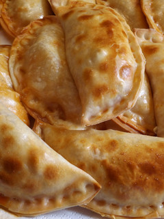 Una foto de Empanadas de cebolla, chorizo colorado y quesos