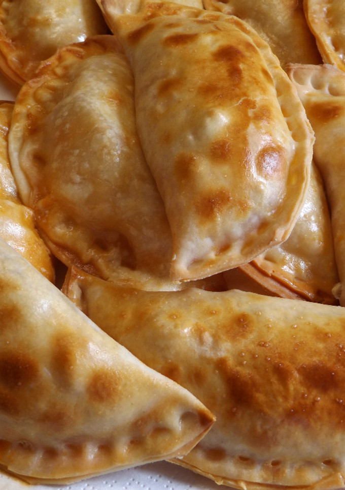 Una foto de Empanadas de cebolla, chorizo colorado y quesos