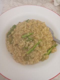 Una foto de Risotto (con arroz integral) de espárragos verdes y puerro
