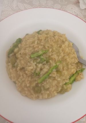 Foto principal de Risotto (con arroz integral) de espárragos verdes y puerro