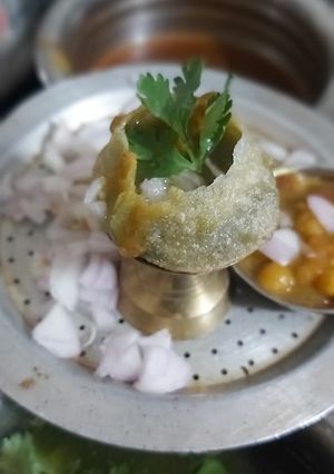 A picture of Street style Ragda pani puri.