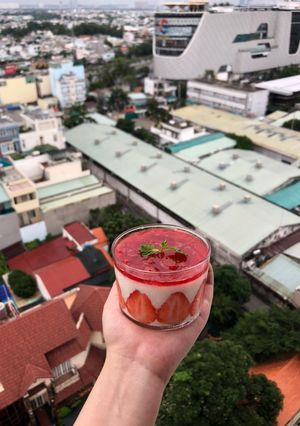 Hình của món Strawberry yogurt panna cotta.