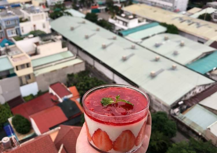 How to Prepare Delicious Strawberry yogurt panna cotta