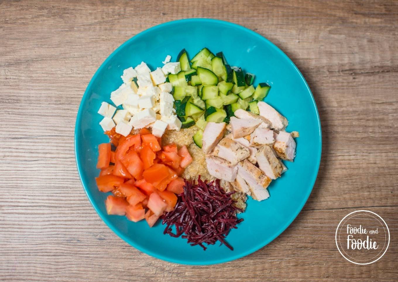 Ensalada de pollo con queso feta y remolacha